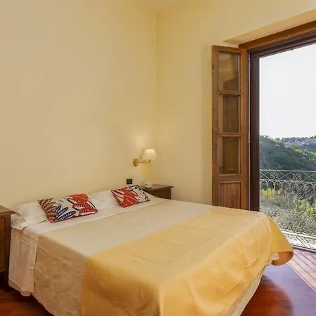 Villa Cusano 18, Emma