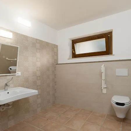 Cusano 18, Emma Villa Abbateggio