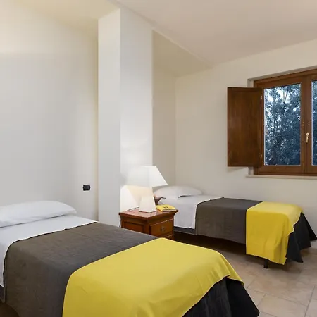 Cusano 18, Emma אבטג'ו