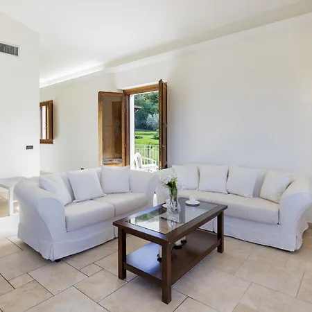 Villa Cusano 18, Emma